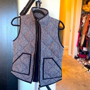 J. Crew black herringbone puffer best with zipper- XXS